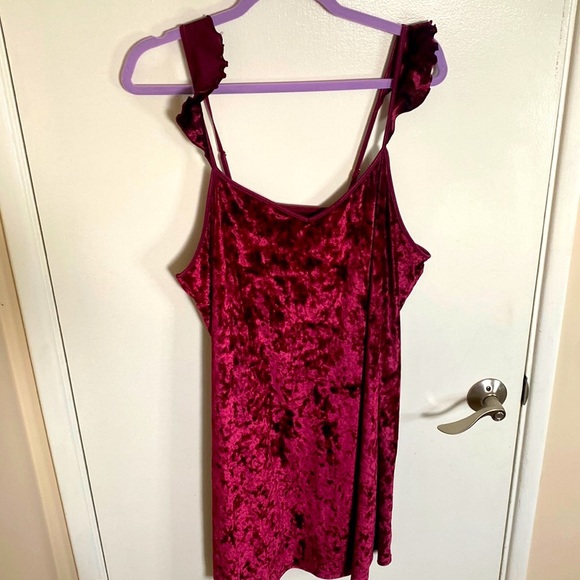 LC Lauren Conrad Other - LAUREN CONRAD Women's Stretch Fabric Ruffled Chemise red velvet- Size 1X